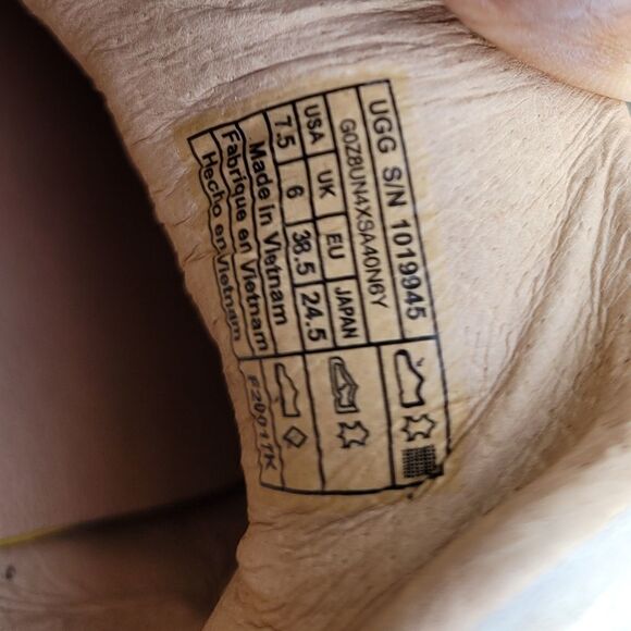 Ugg    - Picture 3 of 3